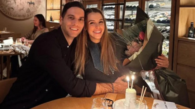 Aslışah Alkoçlar evlilik yıl dönümünü paylaştı .Pastanın üzerine yazdırdığı yazı olay oldu