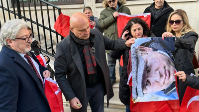 İYİ Partili Turhan Çömez Kur’an-ı Kerim’i yakan aşağılık provokatör Paludan’ı İsveç Büyükelçiliği önünde protesto etti