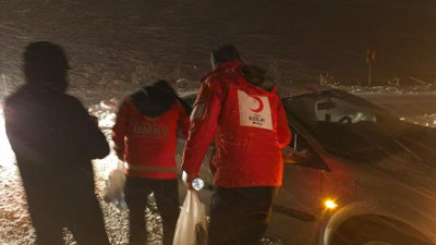 Muğla'da yolda mahsur kalanlara kumanya dağıtıldı