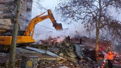 Osmaniye'de depremden yıkılan 9 katlı binada yangın çıktı