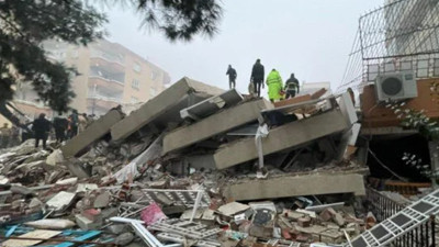 AKP'li vekilin ailesi enkaz altında. Canlı yayında 'İki abim eşleri ablam eniştem çocukları enkazın altında' dedi