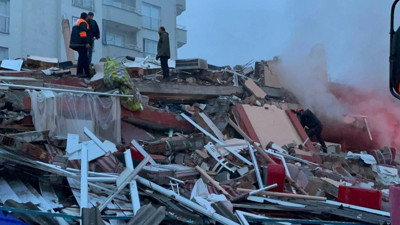 Milletvekili sesi titreyerek açıkladı: Vatandaşlar binaların içinde can çekişiyor