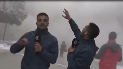 Muhabir canlı yayında depreme yakalandı. Ortalık bir anda toz duman oldu