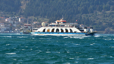 Gökçeada ve Bozcaada feribot seferlerine fırtına engeli