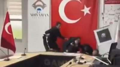 Panikle masanın altına böyle saklandı. Ulaştırma Bakanı depreme canlı yayında yakalandı