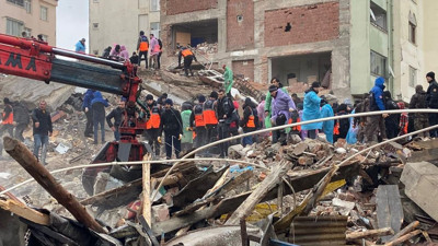 Elazığ'da bina böyle çöktü. 2 polis enkaz altında