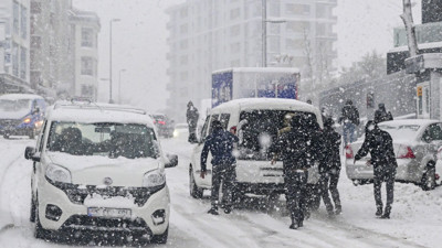 İstanbul'da kar yağışı sürücülere zor anlar yaşattı