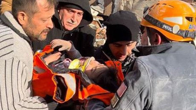 Enkazda kızını 30 saat bekleyen babanın sevinci