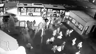 İnsanlar akın akın sıcak çorbaya gelmeye başladı. Diyarbakır’da iş adamı fabrikasını depremzedelere açtı