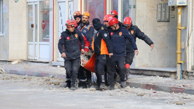Depremde ağır hasar alan binada mahsur kalan obezite hastası kurtarıldı