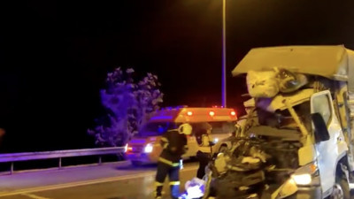 Yardım malzemesi taşıyan kamyonet, tıra arkadan çarptı