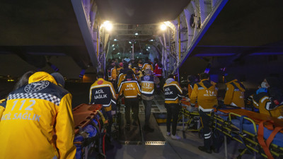 51 yaralı depremzede askeri uçakla Atatürk Havalimanı'na getirildi