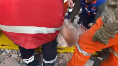 Enkaz altından ağzında sigara ile çıktı. Asker ve polis ilk gün müdahale etseydi çok kurtulan olurdu