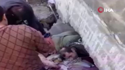 Sürünerek girdiği enkazdan yaralı kadını çıkardı