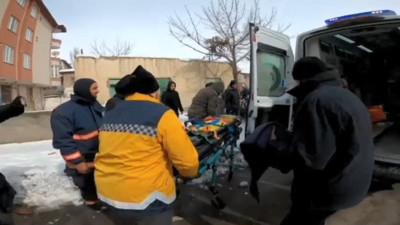 Enkaz altında kalan 40 yaşındaki kadın kurtarıldı