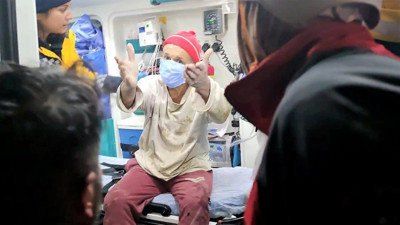 Üşüyen ayaklarına doladığı bezle hayatta kaldı