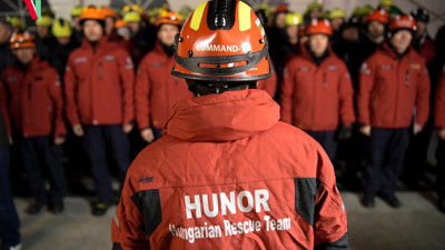 Macar kurtarma ekibi duygulanıp otobüste hüngür hüngür ağladı.