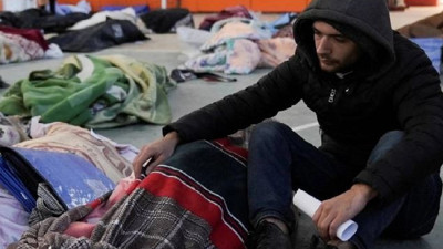 Depremde nişanlısını kaybeden genç cenazenin başından ayrılamadı