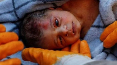 Elinde annesini bir tutam saçı vardı. 20 günlük bebek 60 saat sonra enkazdan çıkartıldı