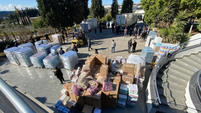 Deprem bölgesine 4 tır daha ihtiyaç malzemesi gönderildi