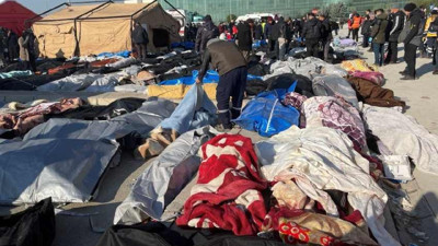 Dünyaya bu fotoğrafları Reuters geçti. Vatandaşlar cansız bedenler arasında yakınlarını bulmaya çalışıyor