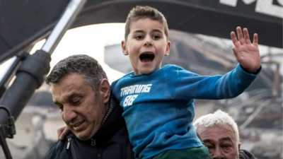 Yunan adaları Sisam, Sakız, Kos, Midilli ve Sakız'dan Türklere büyük destek. Yardım seferberliğine girdiler. Ada gazeteleri bakın hangi başlıkla çıktı