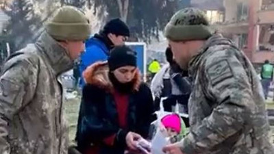 Depremzede askerlerin çorap yardımını ''bu çok'' diyerek ihtiyacı kadar aldı