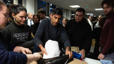 Türk öğrencilerle depremzedelere yardım malzemesi paketledi. Bravo İngiltere Başbakanına