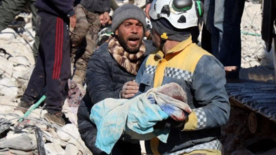 Dünya enkazın altında doğan bebeği konuşuyor