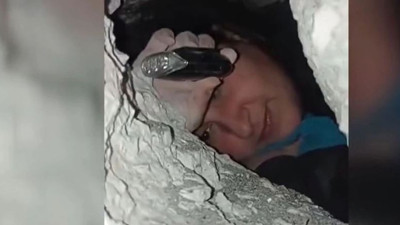 Enkaz altındaki kadından tüyleri diken diken eden sözler: Tam ümidimi kesmiştim biliyor musunuz?