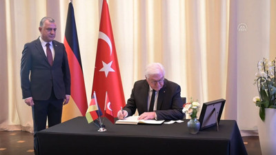 Alman Cumhurbaşkanı'ndan Türk Büyükelçiliği'ne taziye ziyareti