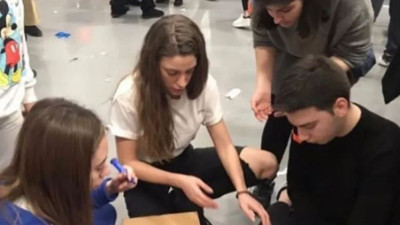 Serenay Sarıkaya Yenikapı'daki deprem yardım çalışmalarına katıldı. Tek tek koli taşıdı