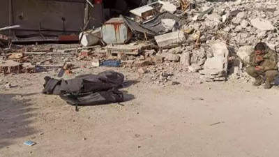 İnsanın yüreğini dağlayan fotoğraf. Biri çocuk iki cenaze ve başlarında bekleyen Mehmetçik