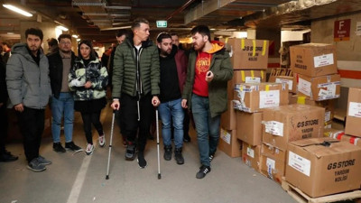 Depremzedeler için Muslera koltuk değnekleriyle yardıma koştu