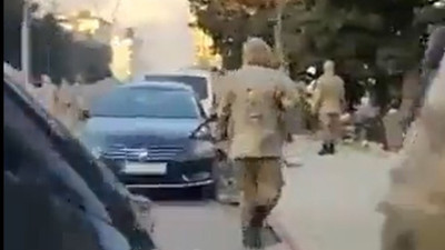 Deprem bölgesinde Türk askerine ateş açtılar. Görüntülerde ardı ardına silah sesleri duyuluyor