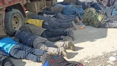 Depremde yıkılan evleri soydular