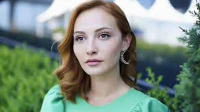 Oyuncu Başak Gümilcinelioğlu ağlayarak yardım istedi: Annemizin bulunduğu enkazdan ses geliyor