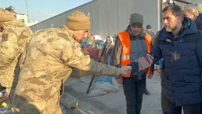 AKP'li belediye başkanı enkaz başında çektirdiği fotoğraflarla Facebook'a reklam verdi