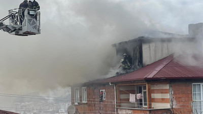 Binanın çatısında çıkan yangın paniğe sebep oldu