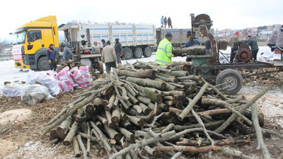Manyas’tan depremzedelere yakacak yardımı