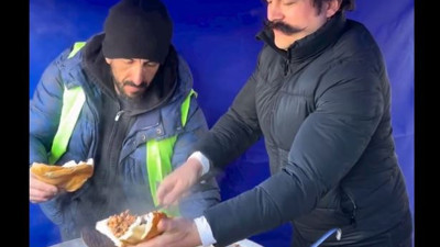 Bıyıklı abi de depremzedelere yardıma koştu. Yaptığı pilavla fenomen olmuştu