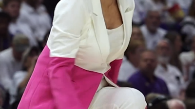 Pembe kundurasıyla gündem oldu. Kadın basketbol antrenörü maç oynanırken kendinden geçti