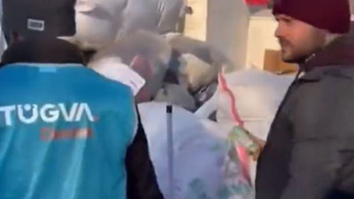 TÜGVA’nın nazik çocukları 200 Ml’lik meyve suyu için elden ele zincir kurdular. Aman dikkat edin beliniz incinmesin