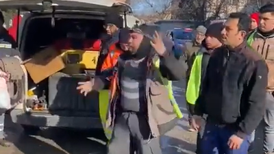 TRT kamerasını gören vatandaş isyan etti: Malatya’da 60 kişiyi enkazlardan çıkardım. Çocuklar ölüyor, neredesiniz?