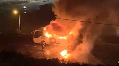 Kocaeli'de şehirlerarası yolcu otobüsü alev alev yandı
