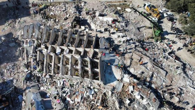 Rönesans Rezidans’ın temel atma törenine dönemin Adalet bakanı Sadullah Ergin de katılmış. Yüzlerce kişiye mezar olmuştu