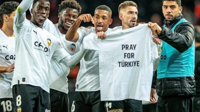 Valencialı futbolcular Türkiye için saygı duruşuna geçti: İspanya'da 1 dakika çıt çıkmadı