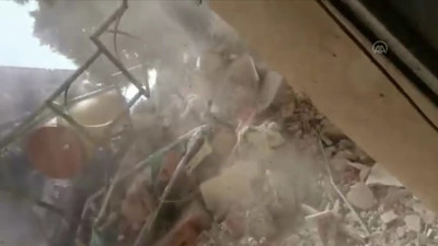 Enkazda çalışırken üzerlerine beton düştü. Yaralılar var