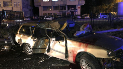 Otomobilin sürücüsü aydınlatma direğine çarptı araç takla attı: 2 yaralı