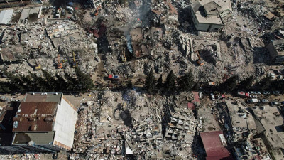 Sadece müteahhitler değil imar ve yapı denetim komisyonları da tutuklanmalı. Sosyal medyada müthiş öneri